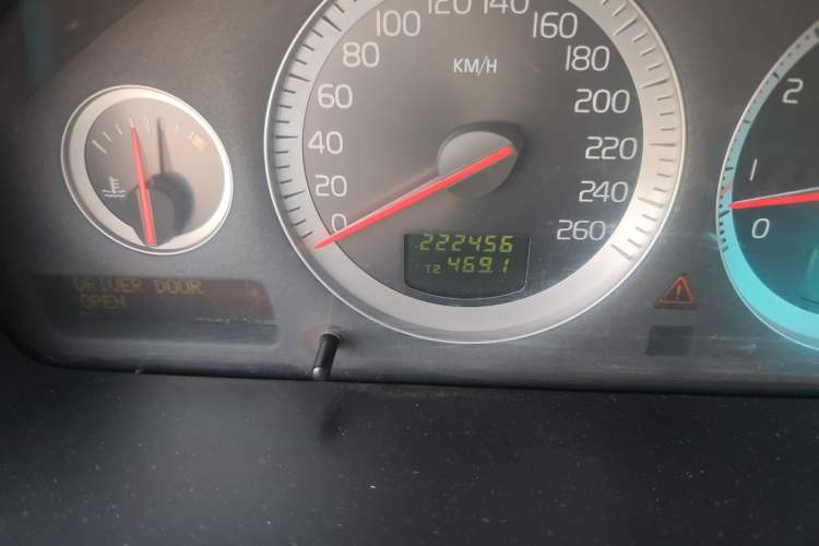 Used Volvo XC90  Odometer Close Up
