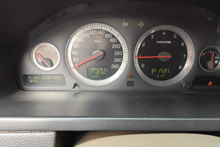 Used Volvo XC90 2011 2.5T AWD Odometer Close Up