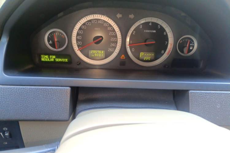 Used Volvo XC90 2011 2.5T AWD Odometer Close Up