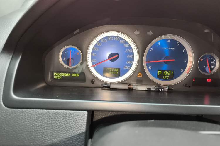 Used Volvo XC90 2011 2.5T R-Design Odometer Close Up