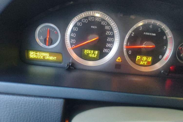 Used Volvo XC90 2011 2.5T AWD Odometer Close Up
