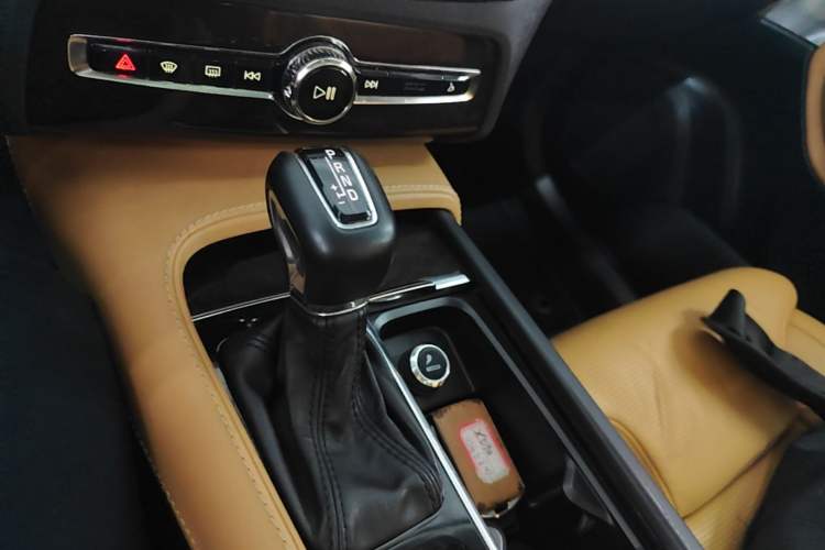 Used Volvo XC90 2015 T6 Prestige 7-Seater Gear Lever