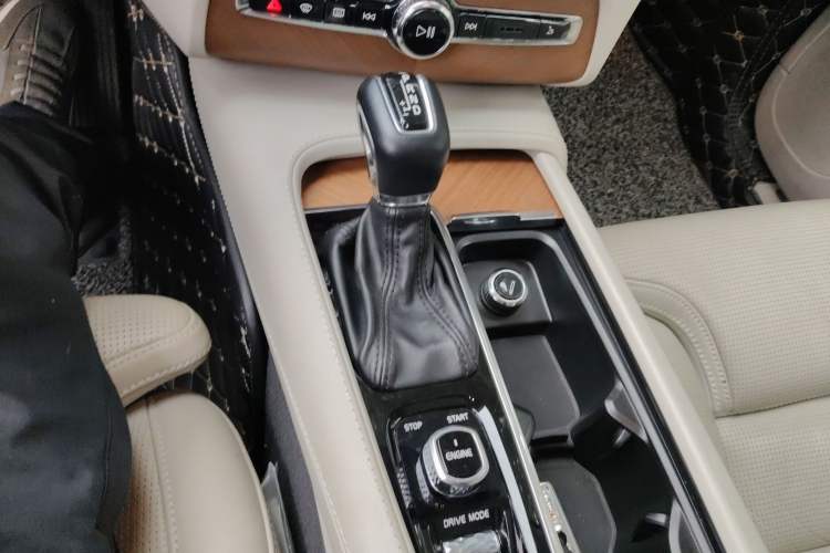 Used Volvo XC90 2015 T6 Prestige 7-Seater Gear Lever