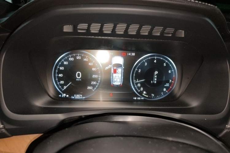 Used Volvo XC90 2015 T6 Limited Edition Odometer Close Up