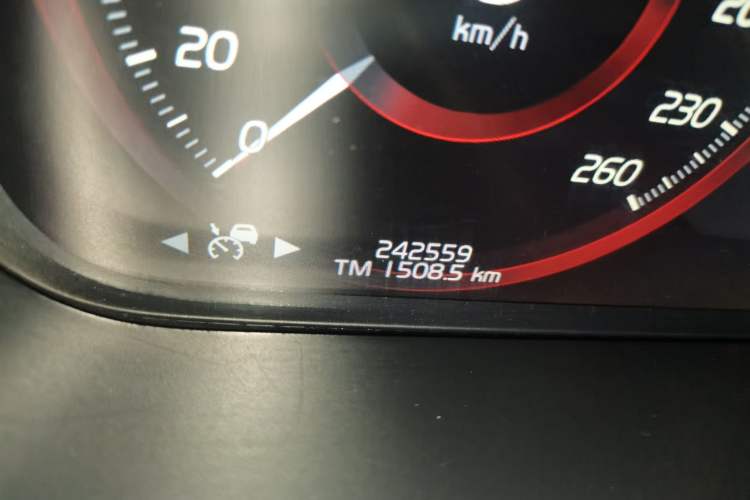 Used Volvo XC90 2015 T6 Zhiyi Edition 7-Seater Odometer Close Up