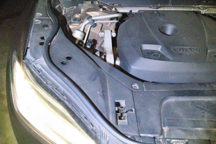 Used Volvo XC90  Engine Bay Right