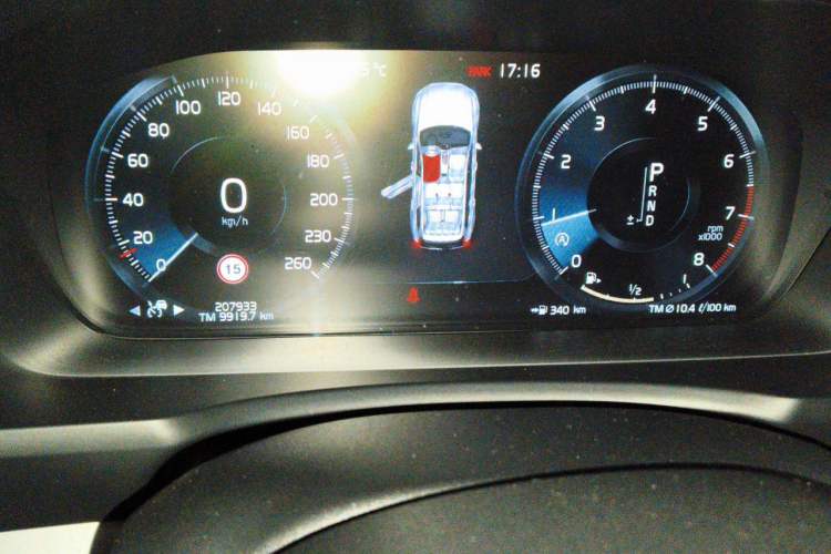Used Volvo XC90  Odometer Close Up