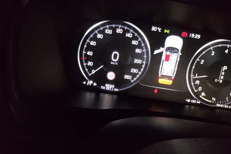 Used Volvo XC90 2015 T6 Prestige 7-Seater Odometer Close Up