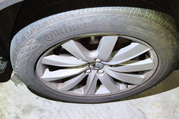 Used Volvo XC90  Right Front Wheel Hub