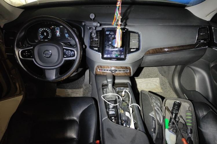 Used Volvo XC90  Center Console