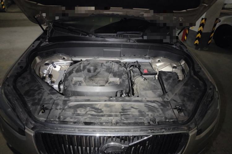 Used Volvo XC90  Engine Bay