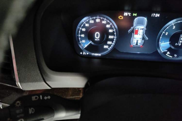 Used Volvo XC90  Odometer Close Up