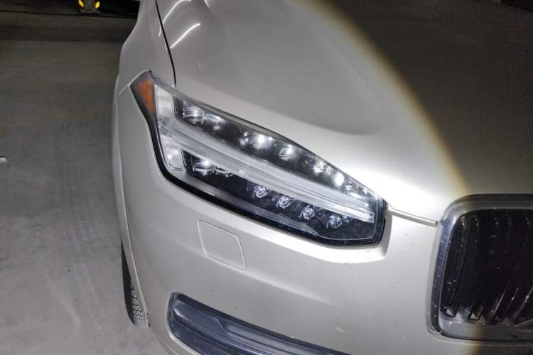 Used Volvo XC90  Right Front Headlight