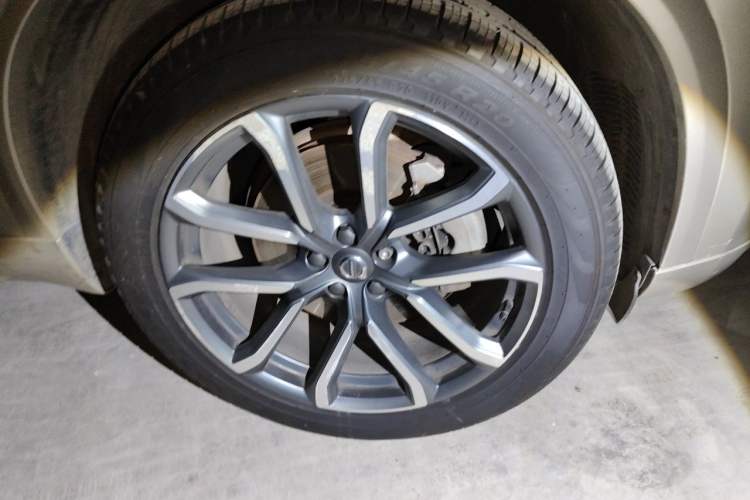 Used Volvo XC90  Right Front Wheel Hub