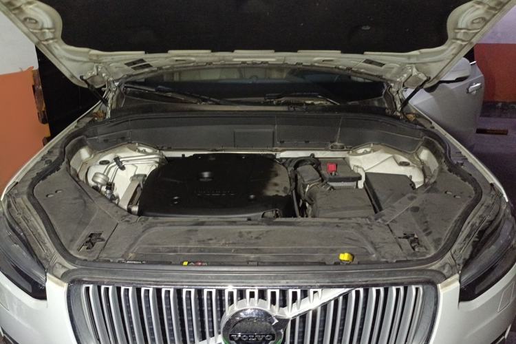 Used Volvo XC90  Engine Bay