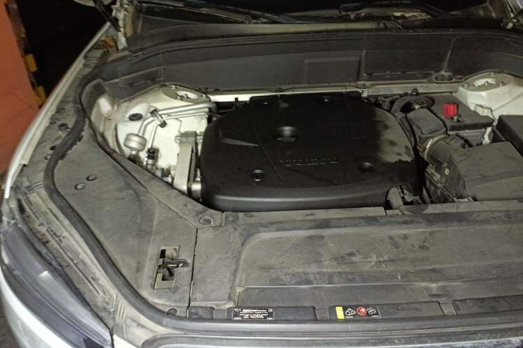 Used Volvo XC90  Engine Bay Right