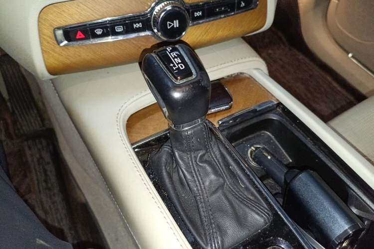 Used Volvo XC90  Gear Lever