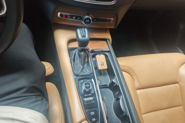 Used Volvo XC90 2015 T6 Prestige 7-Seater Gear Lever