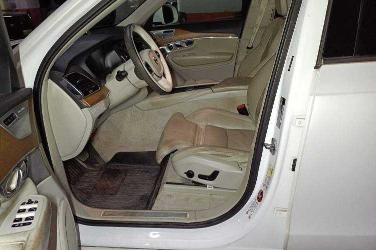 Used Volvo XC90  Left Front Seat