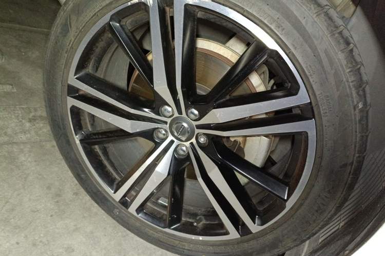 Used Volvo XC90  Right Front Wheel Hub