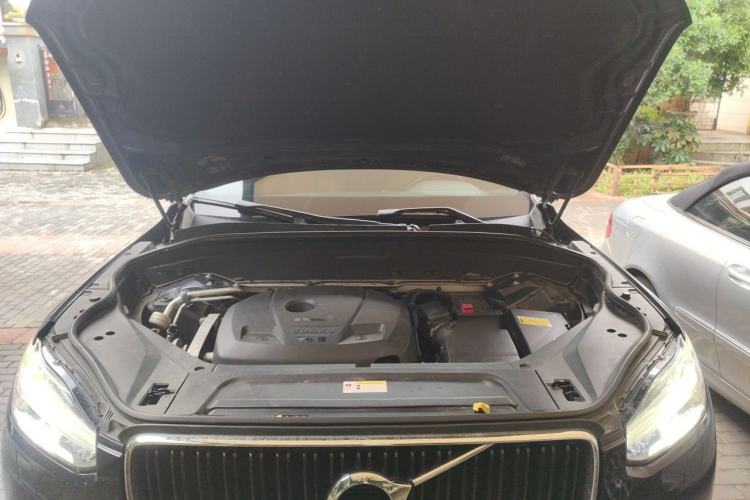 Used Volvo XC90  Engine Bay