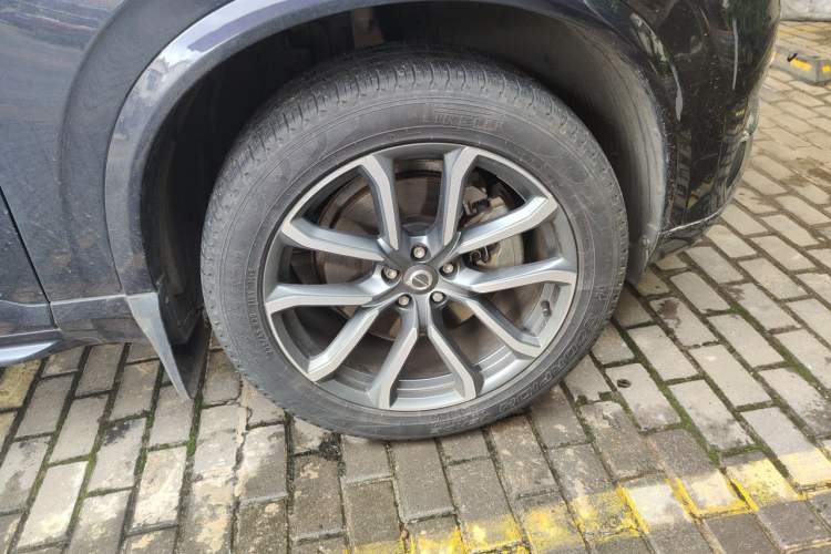 Used Volvo XC90  Right Front Wheel Hub