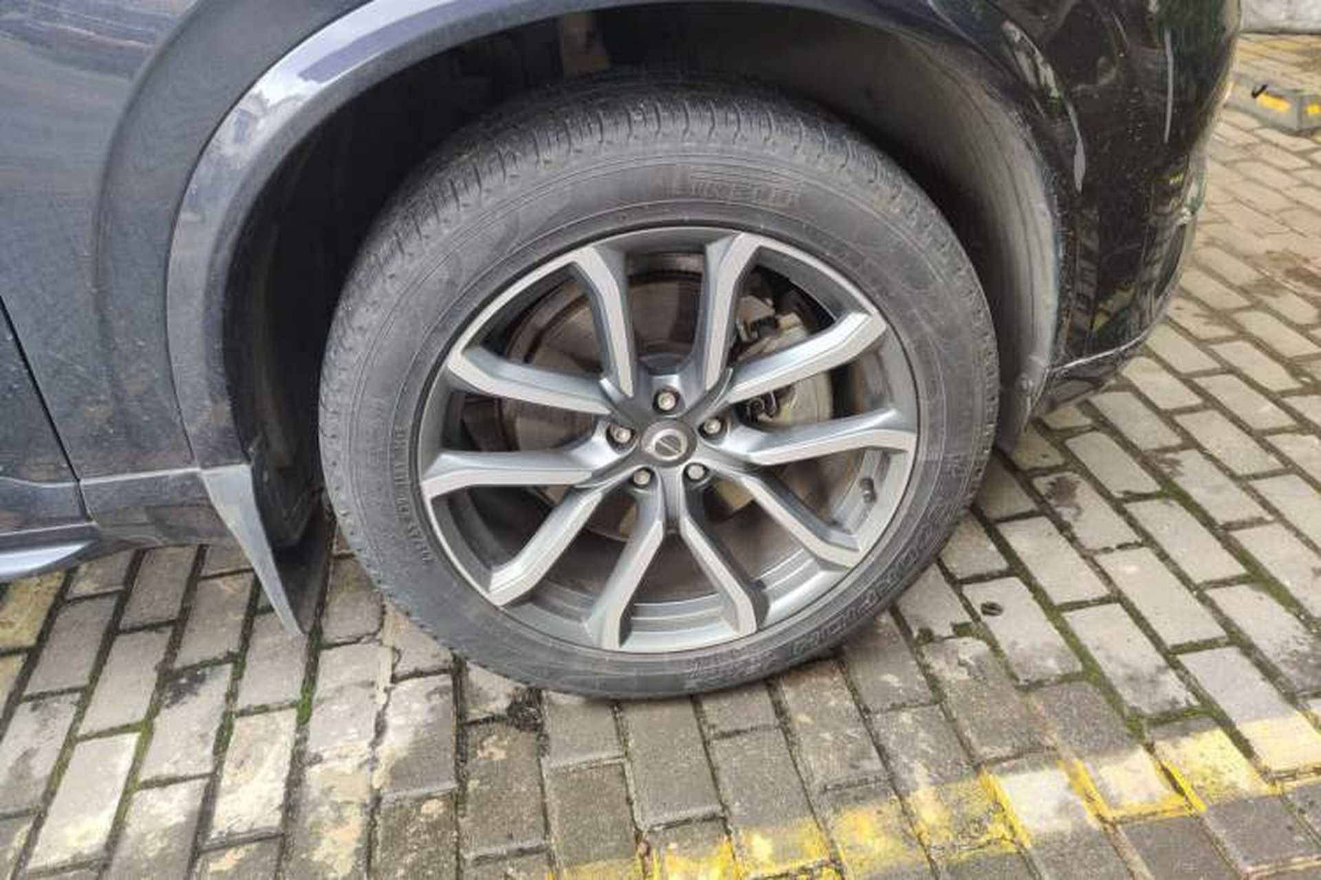 Used Volvo XC90  Right Front Wheel Hub