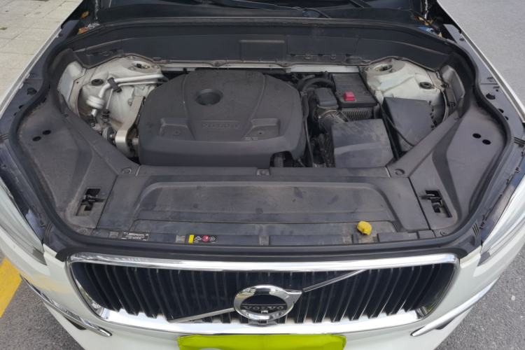 Used Volvo XC90  Engine Bay