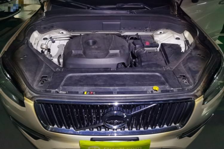 Used Volvo XC90  Engine Bay