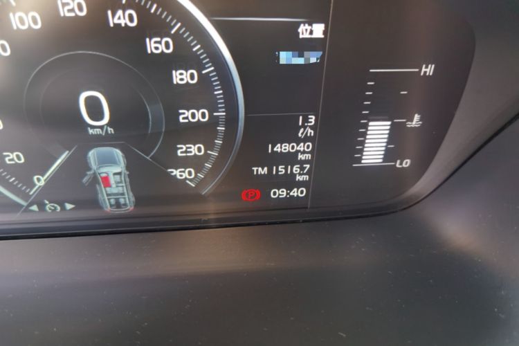 Used Volvo XC90  Odometer Close Up