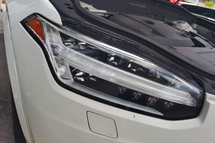 Used Volvo XC90  Right Front Headlight