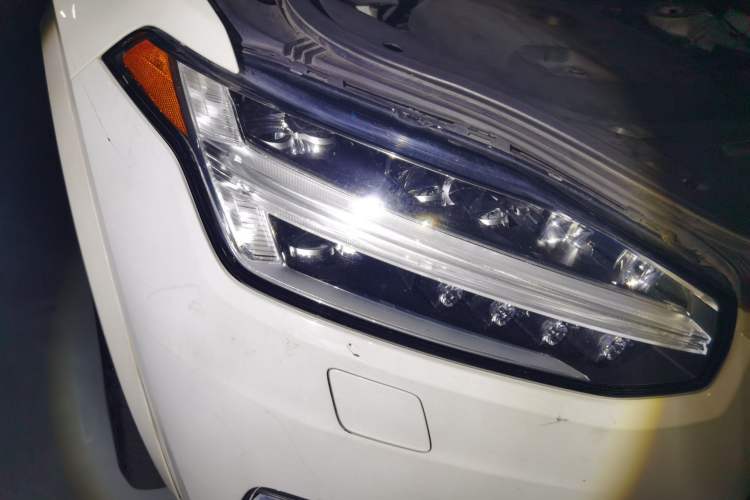 Used Volvo XC90  Right Front Headlight