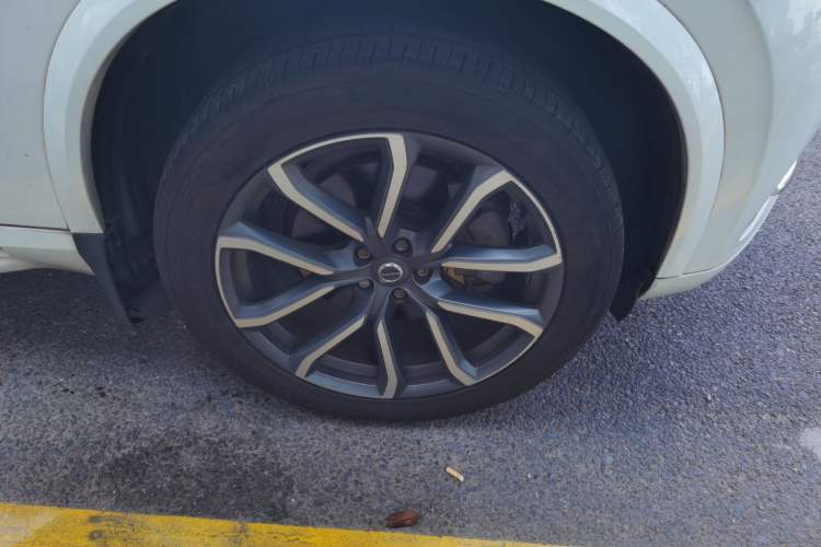 Used Volvo XC90  Right Front Wheel Hub