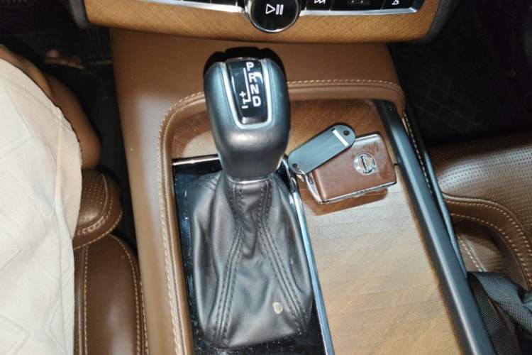 Used Volvo XC90 2017 T6 Prestige 7-Seater Gear Lever