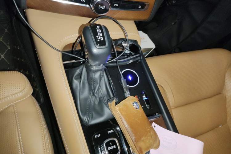 Used Volvo XC90 2017 T6 Prestige 5-Seater Gear Lever