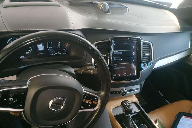Used Volvo XC90 2017 T6 Prestige 7-Seater Center Console
