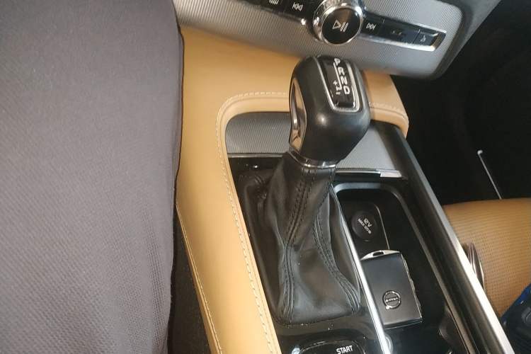 Used Volvo XC90 2017 T6 Prestige 7-Seater Gear Lever