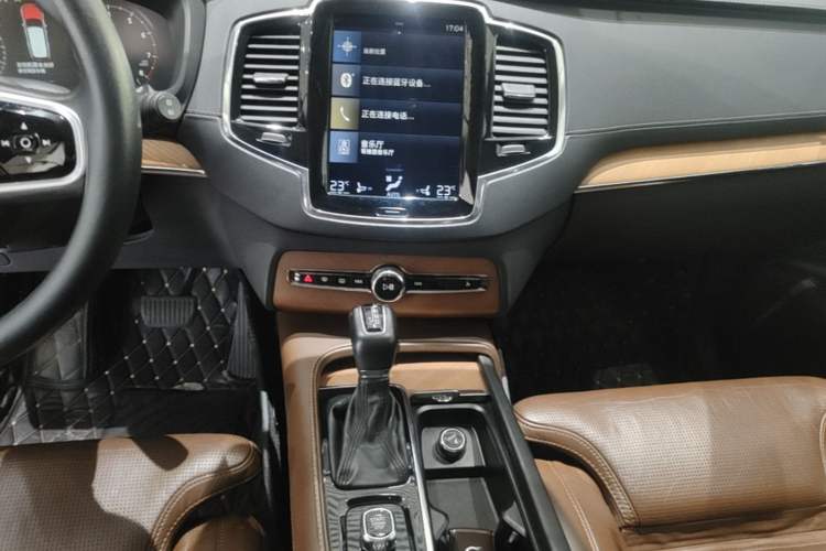 Used Volvo XC90 2018 T6 Prestige 7-Seater Audio And AC Panel
