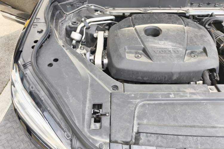 Used Volvo XC90  Engine Bay Right