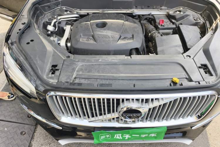 Used Volvo XC90  Engine Bay