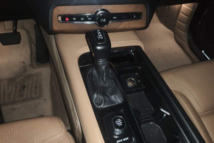 Used Volvo XC90 2018 T6 Prestige 7-Seater Gear Lever