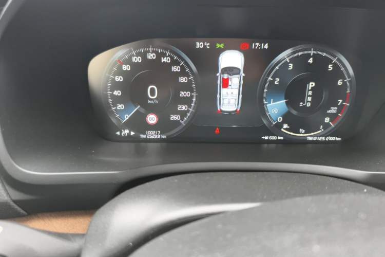 Used Volvo XC90  Odometer Close Up