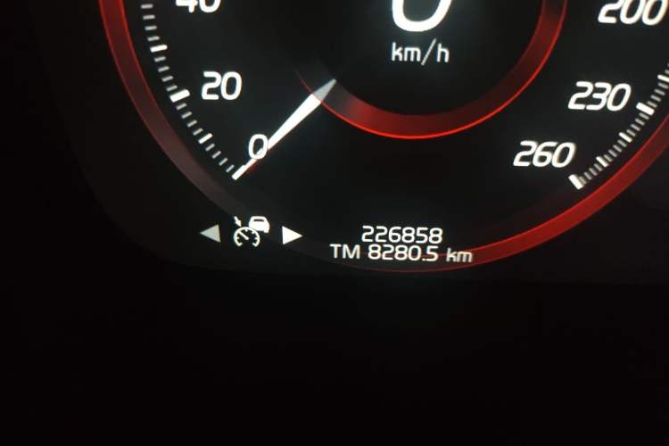 Used Volvo XC90 2018 T6 Prestige 7-Seater Odometer Close Up