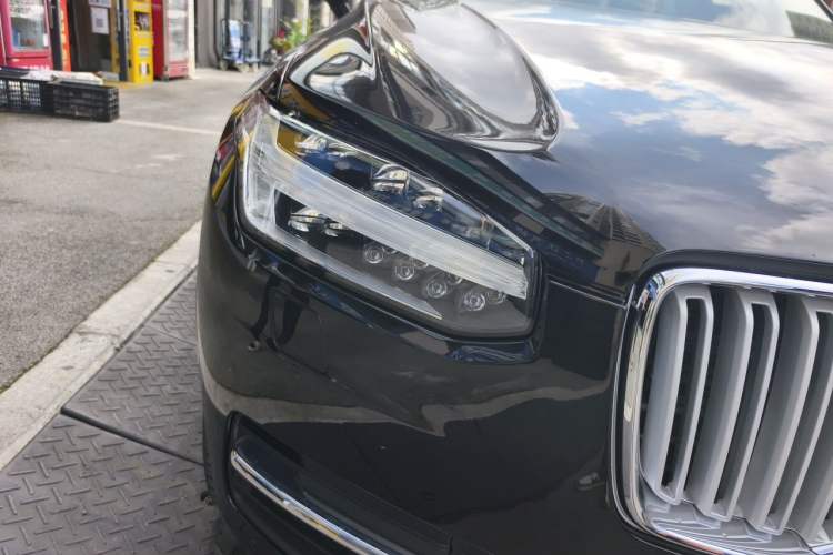 Used Volvo XC90  Right Front Headlight