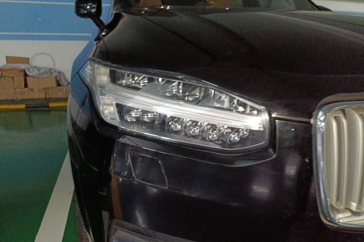 Used Volvo XC90 2018 T6 Prestige 7-Seater Right Front Headlight