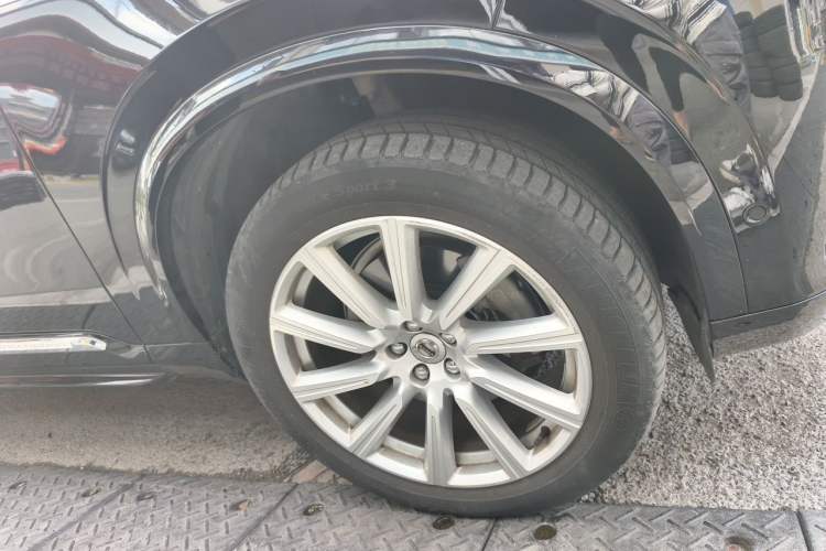 Used Volvo XC90  Right Front Wheel Hub