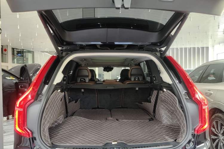 Used Volvo XC90 2018 T6 Prestige 7-Seater Trunk