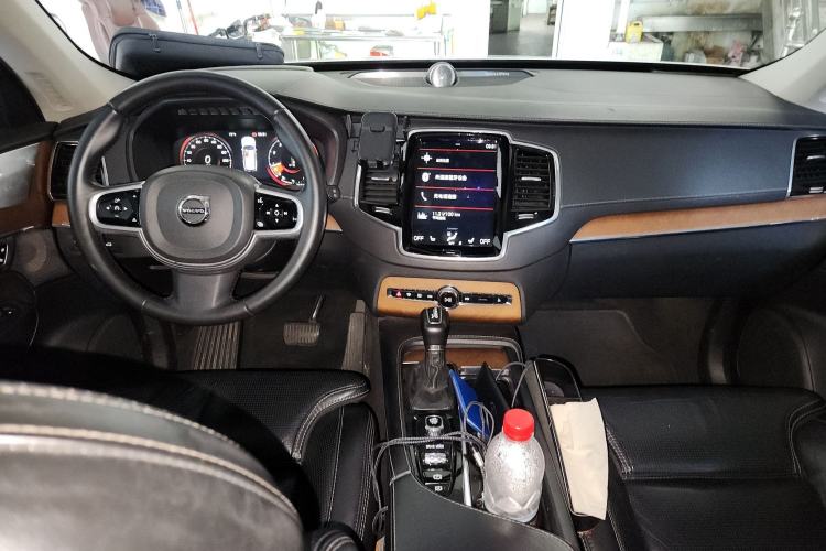 Used Volvo XC90 2018 T6 Prestige 7-Seater Center Console