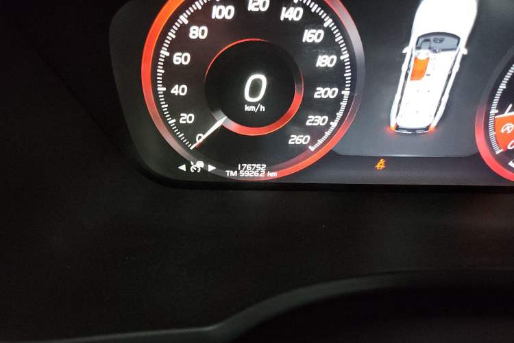 Used Volvo XC90 2018 T6 Prestige 7-Seater Odometer Close Up