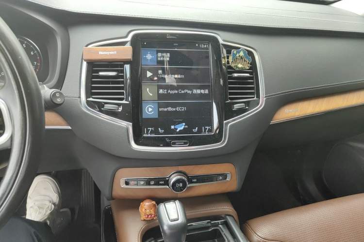 Used Volvo XC90 2018 T6 Prestige 7-Seater Audio And AC Panel